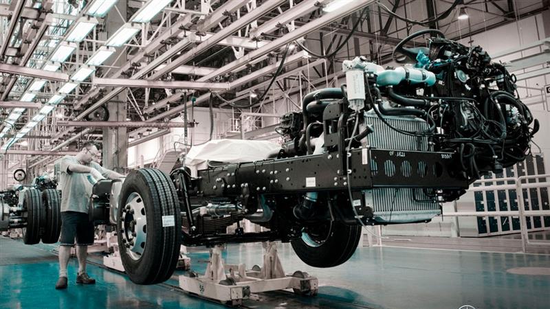 Mercedes-Benz anuncia paralisação das fábricas no Brasil