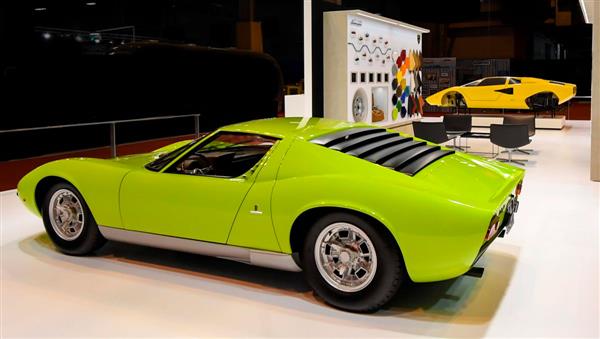 Lamborghini mostra Miura restaurado e Countach desmontado em exposição na França